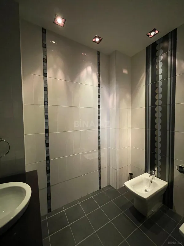 Satılır 7 otaqlı mənzil 368 m²