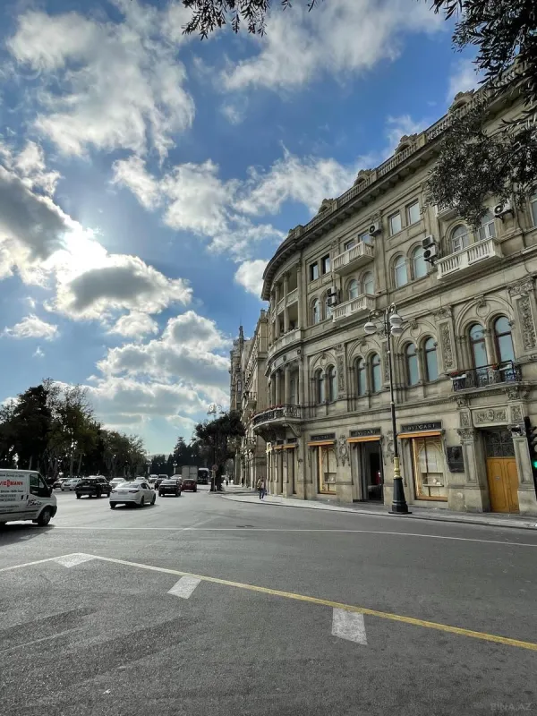 Satılır 7 otaqlı mənzil 368 m²