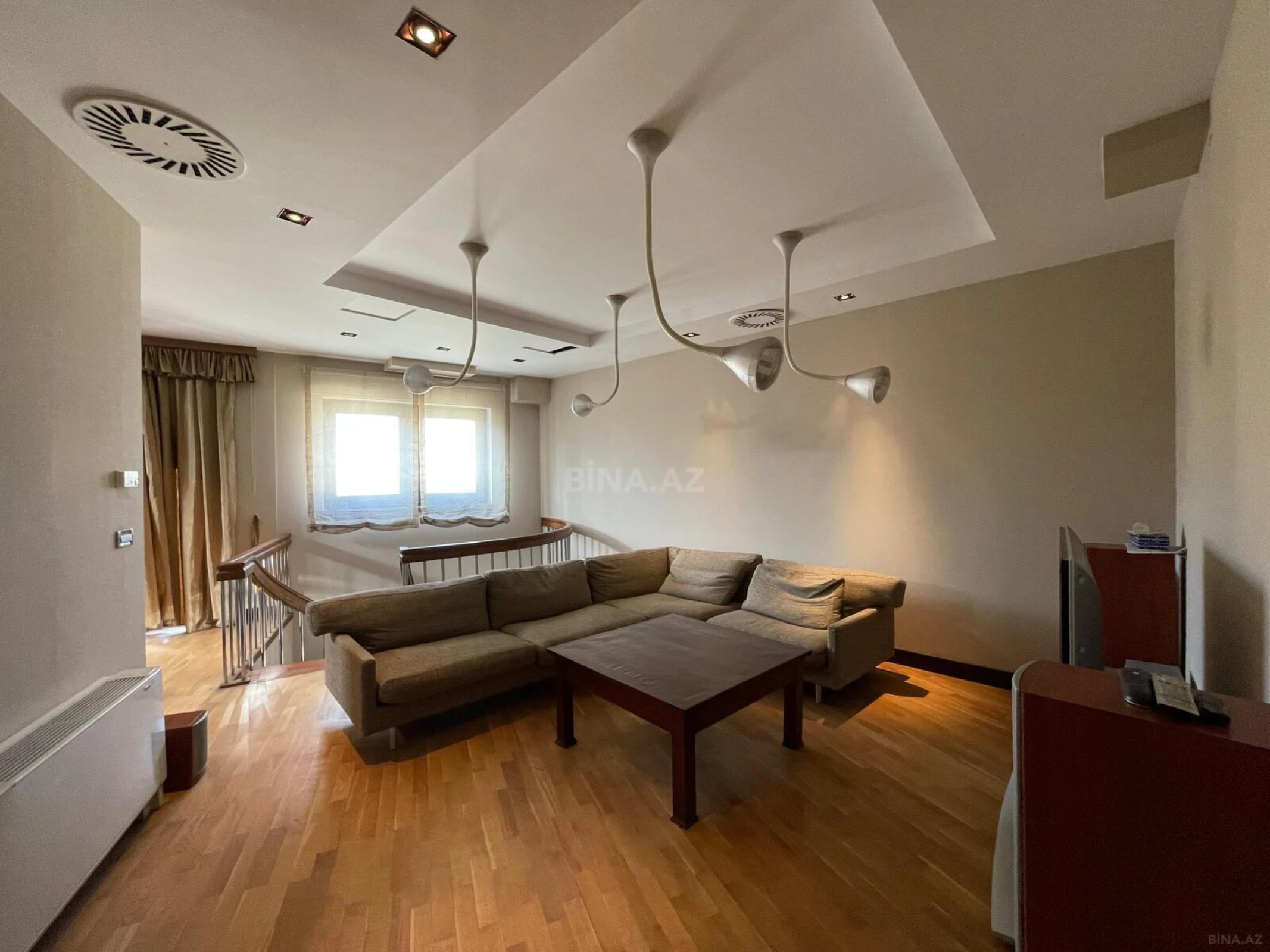 Satılır 7 otaqlı mənzil 368 m²