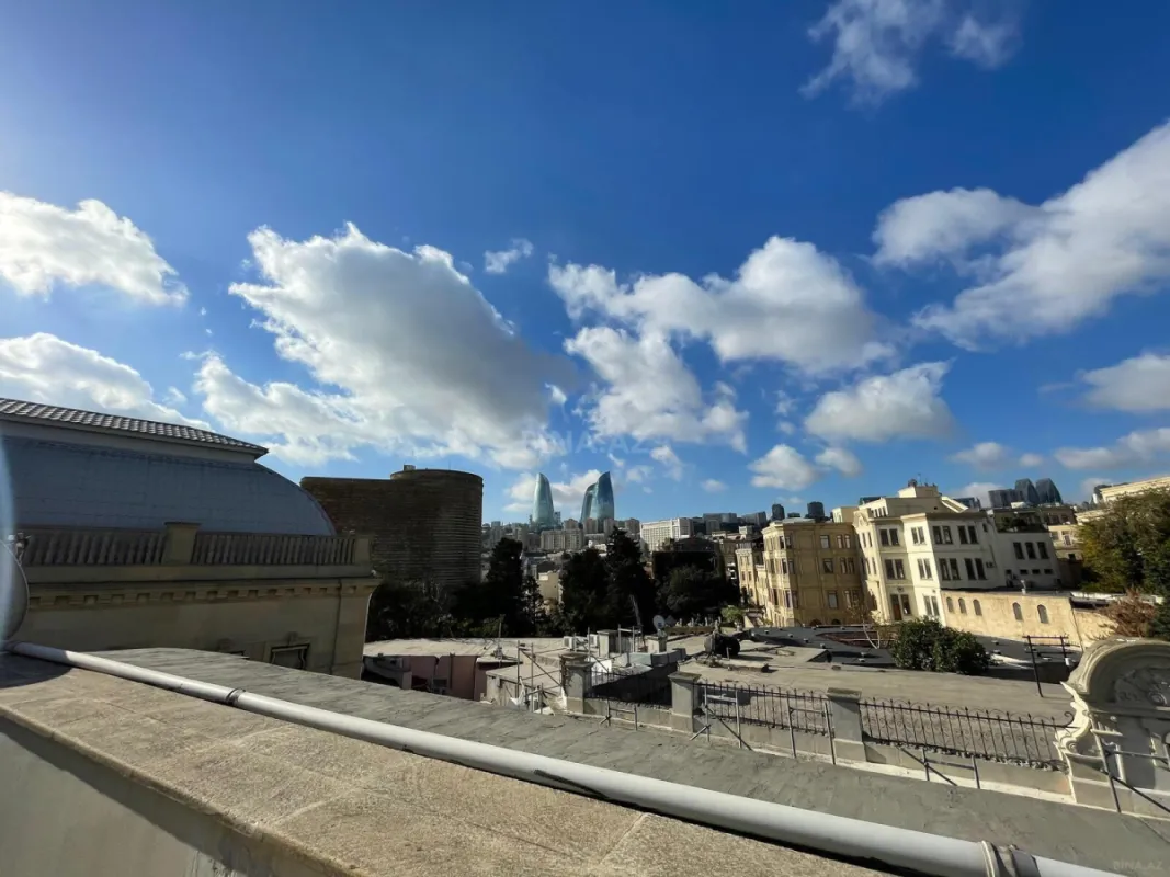 Satılır 7 otaqlı mənzil 368 m²