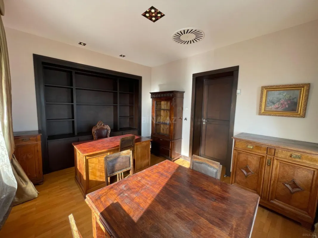 Satılır 7 otaqlı mənzil 368 m²