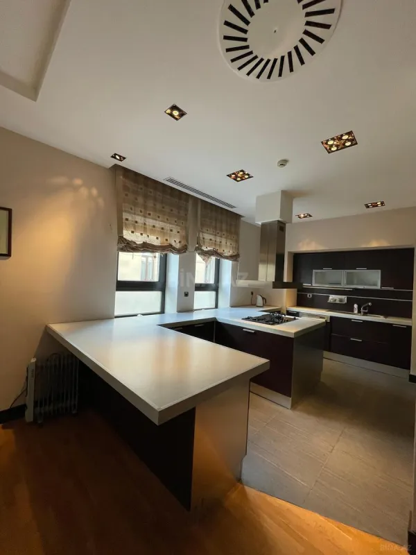 Satılır 7 otaqlı mənzil 368 m²
