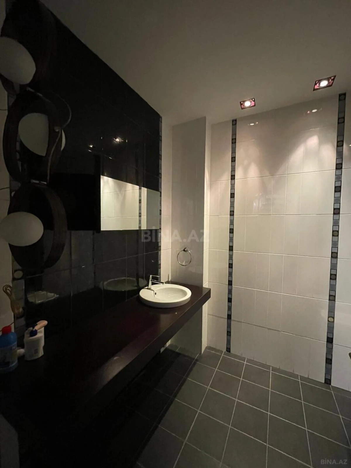 Satılır 7 otaqlı mənzil 368 m²