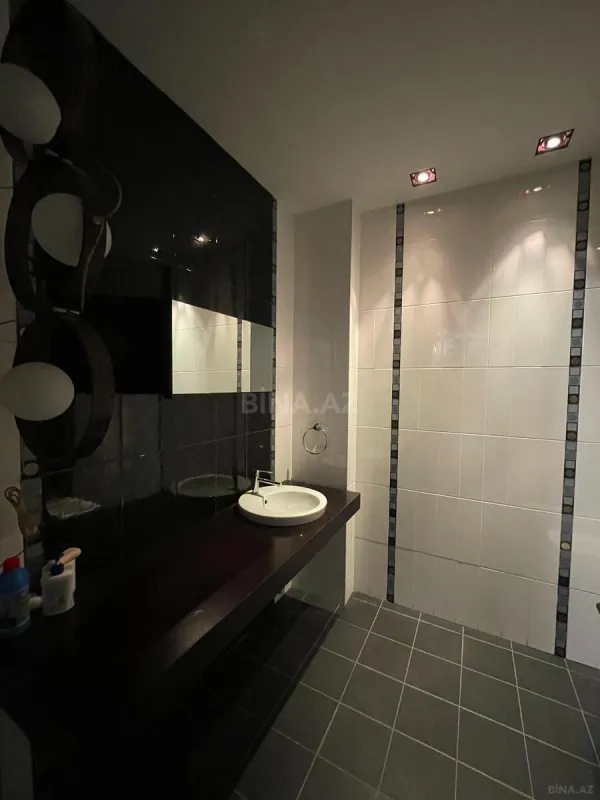 Satılır 7 otaqlı mənzil 368 m²