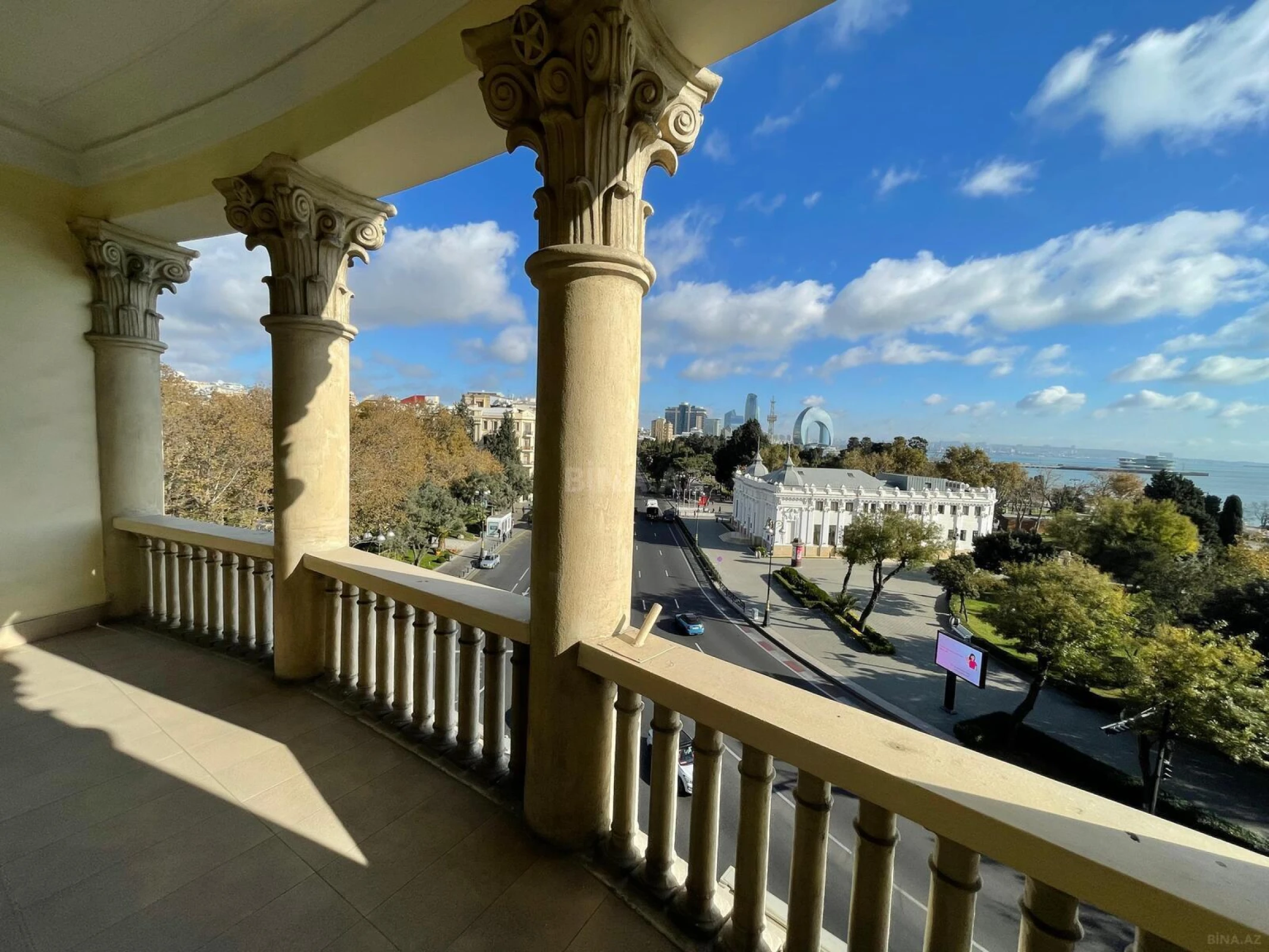 Satılır 7 otaqlı mənzil 368 m²