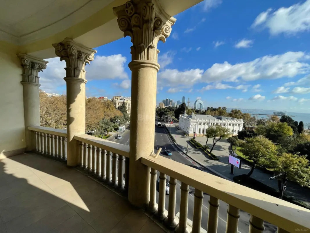 Satılır 7 otaqlı mənzil 368 m²