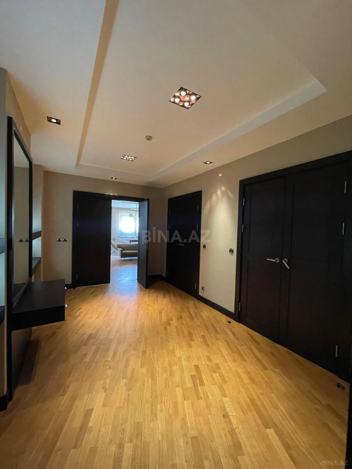 Satılır 7 otaqlı mənzil 368 m²