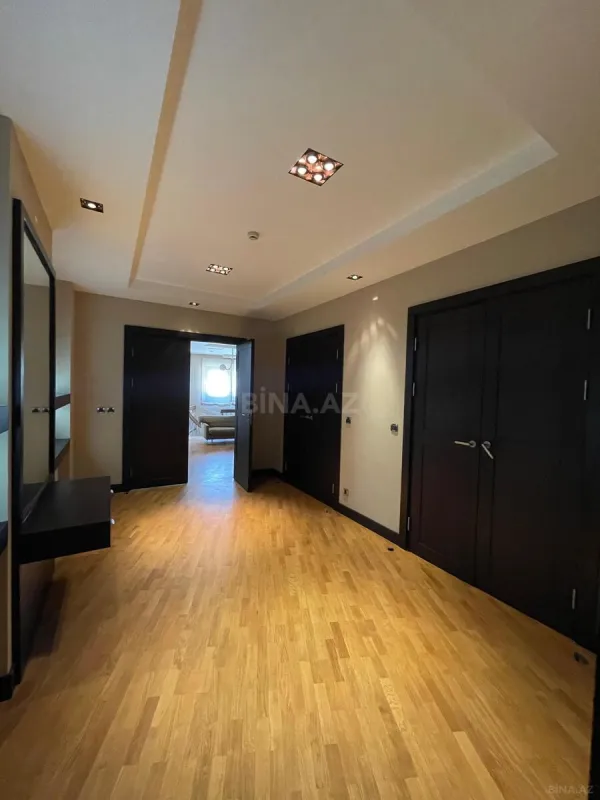 Satılır 7 otaqlı mənzil 368 m²