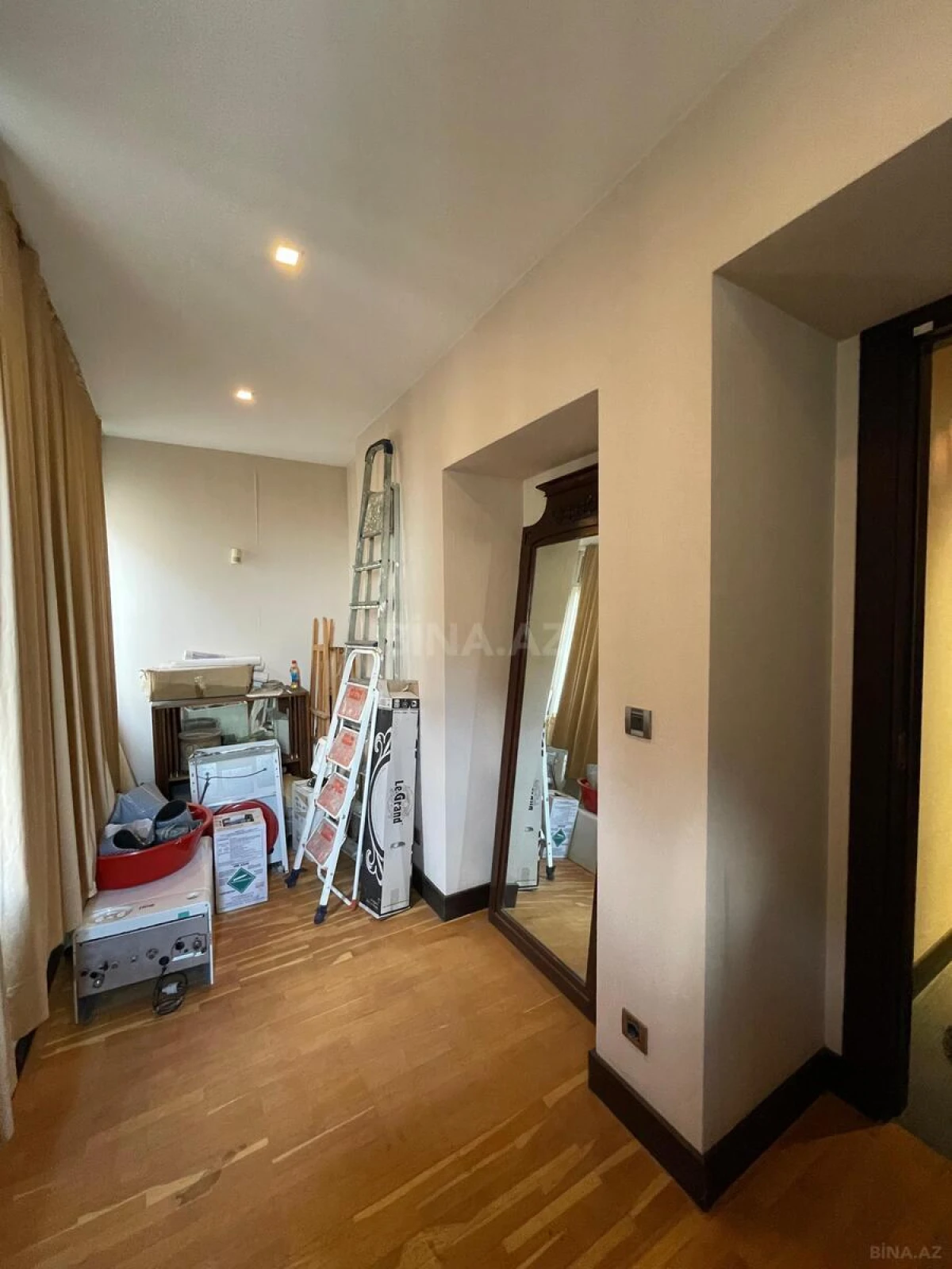 Satılır 7 otaqlı mənzil 368 m²