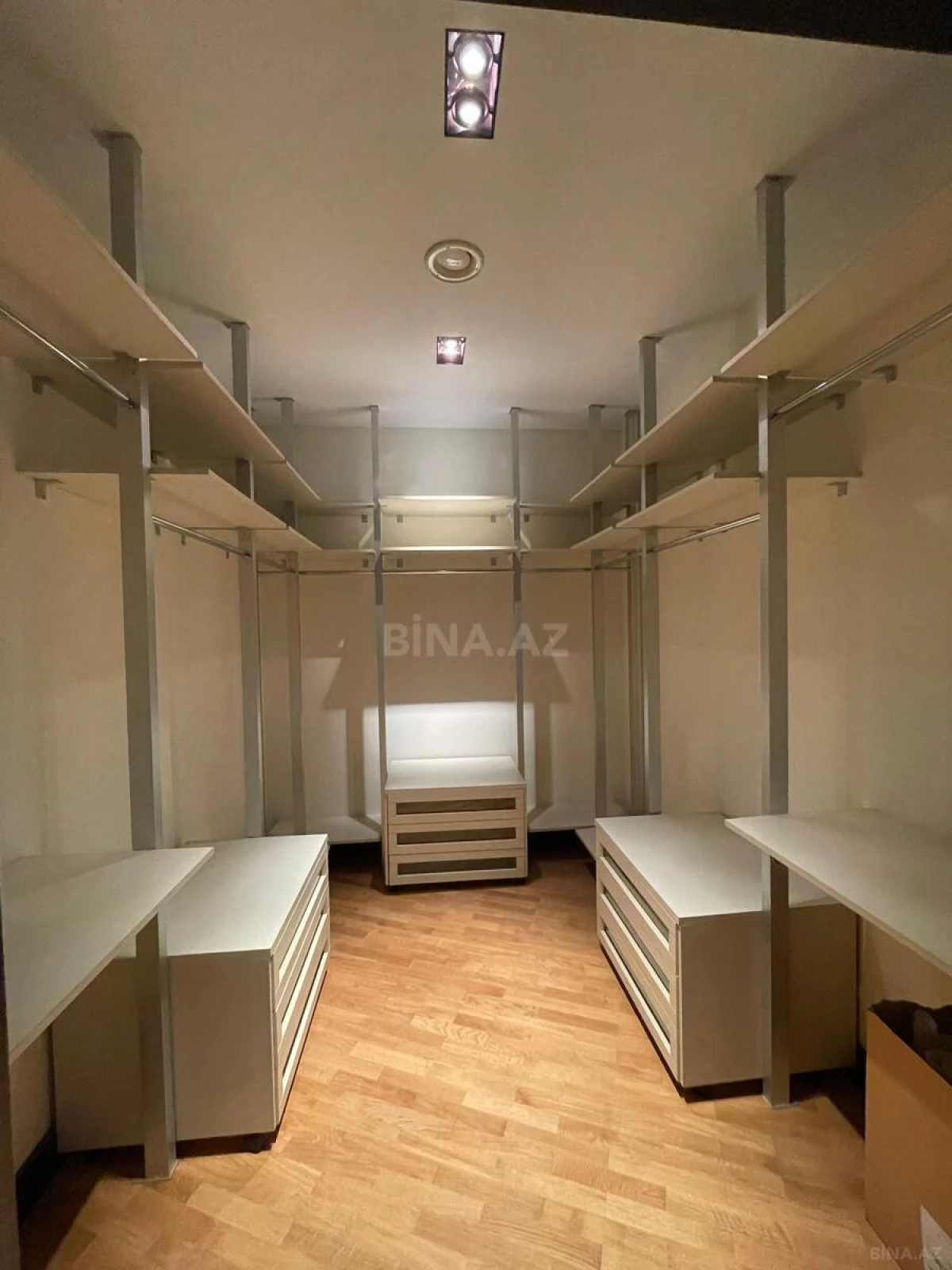 Satılır 7 otaqlı mənzil 368 m²
