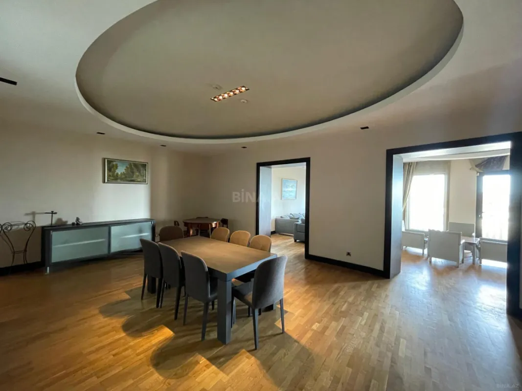 Satılır 7 otaqlı mənzil 368 m²