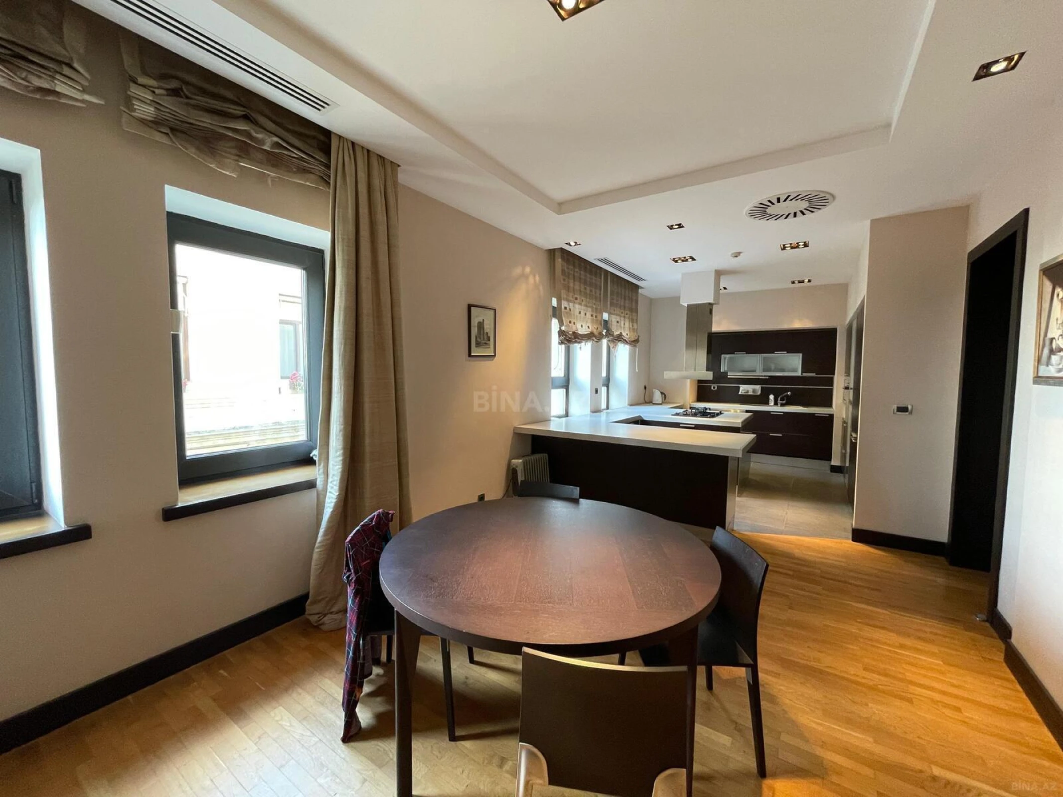 Satılır 7 otaqlı mənzil 368 m²