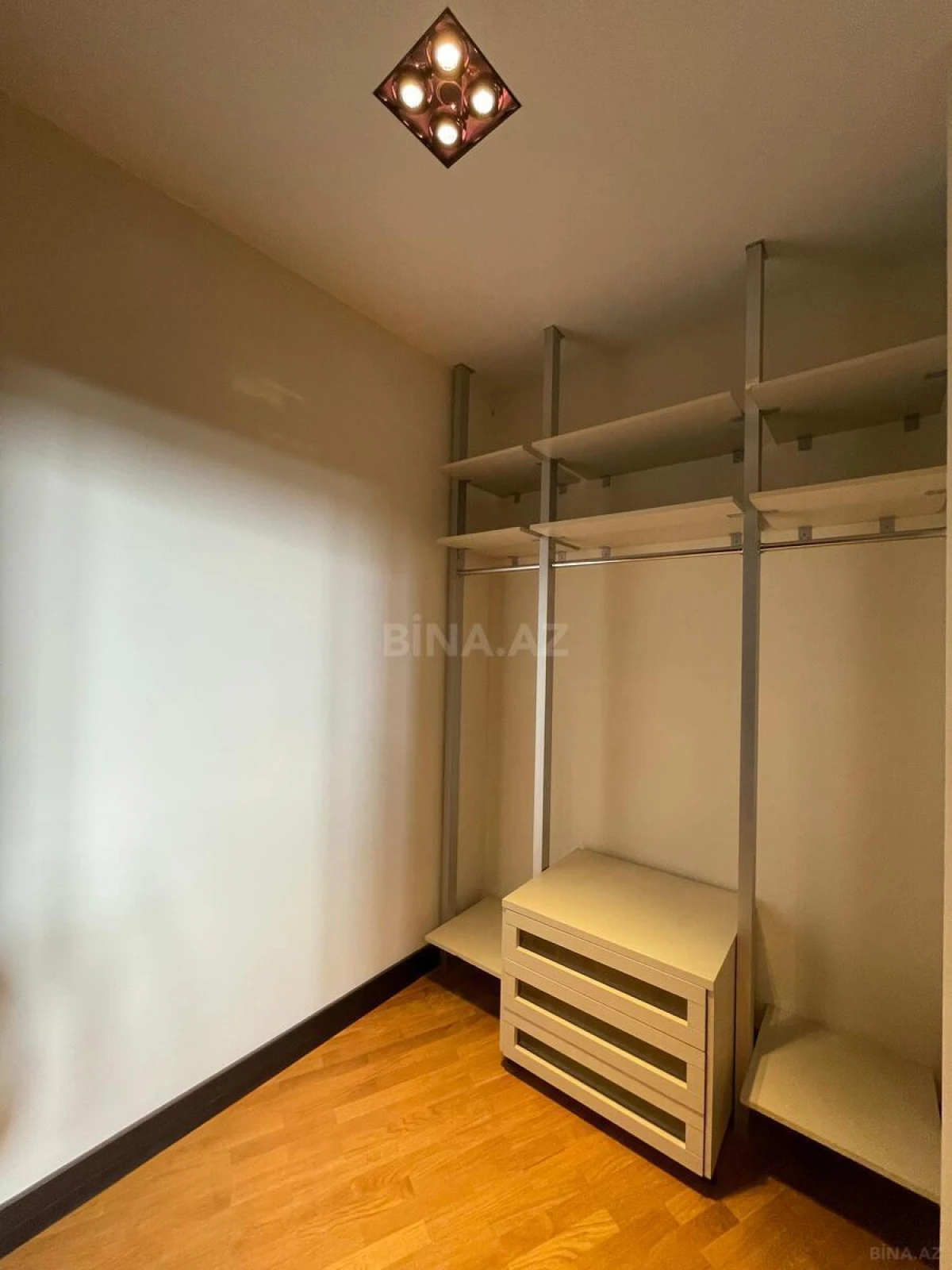 Satılır 7 otaqlı mənzil 368 m²