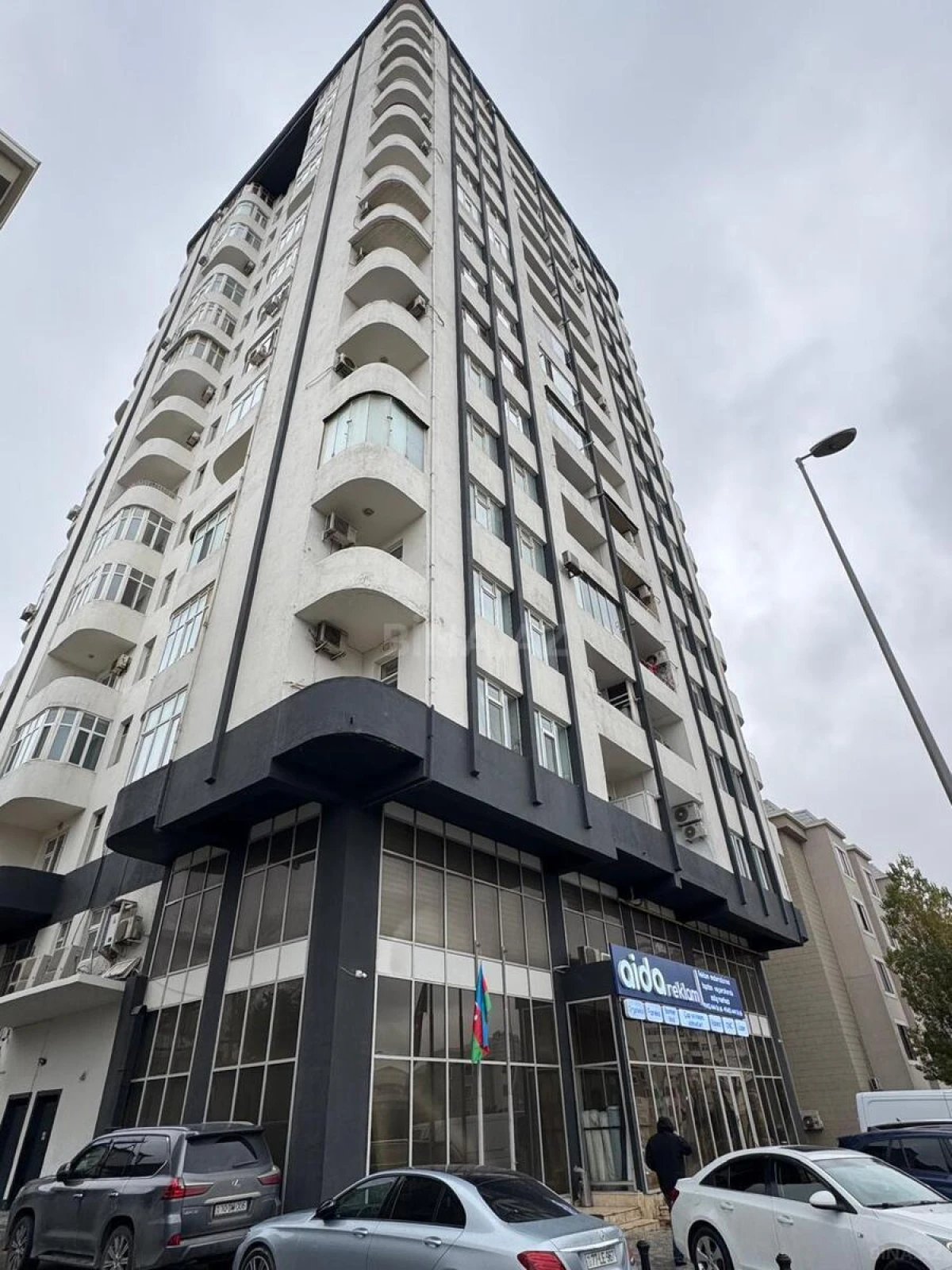 Satılır 4 otaqlı mənzil 132 m²