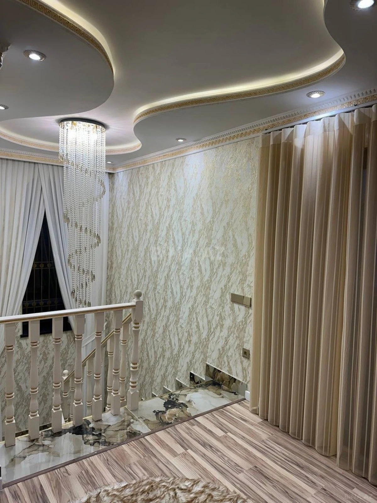 Satılır 6 otaqlı həyət evi 240 m²