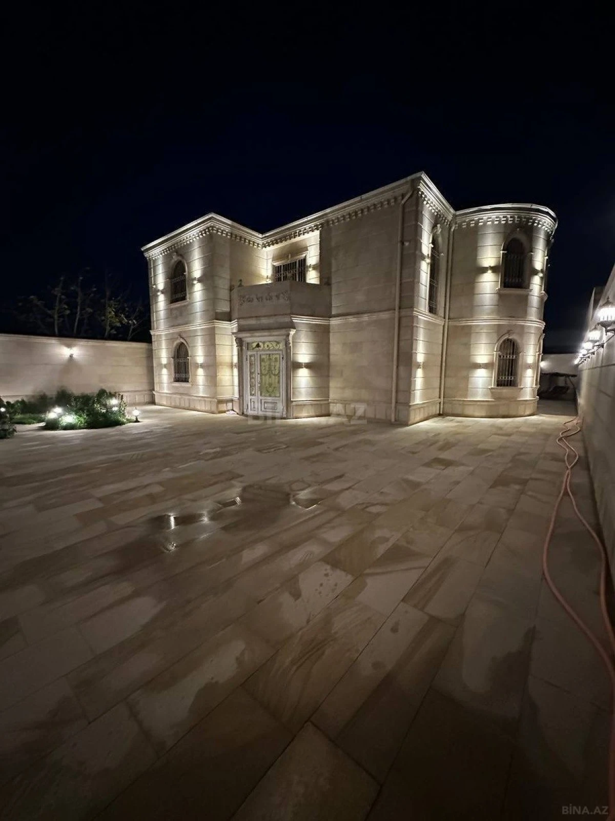 Satılır 6 otaqlı həyət evi 240 m²