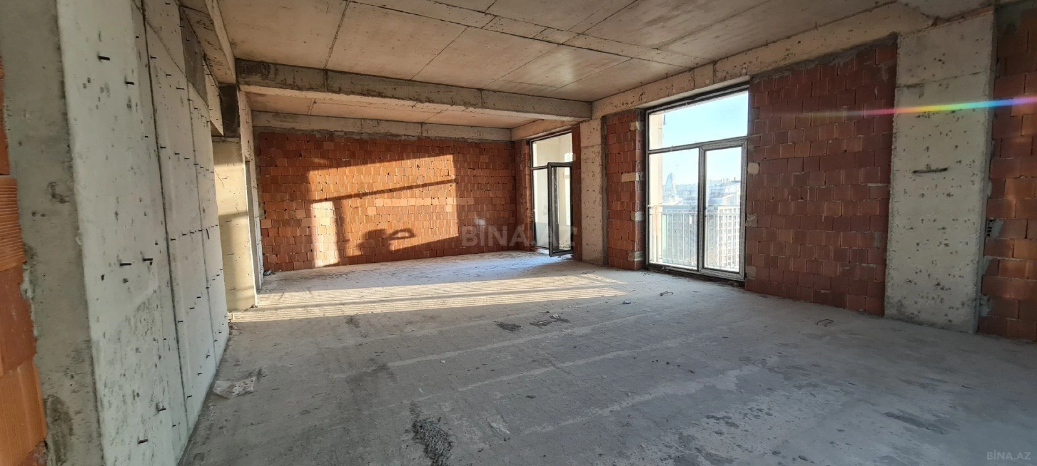 Satılır 3 otaqlı mənzil 118 m²