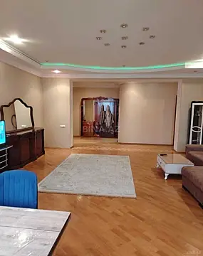 Kirayə verilir 4 otaqlı mənzil 165 m²