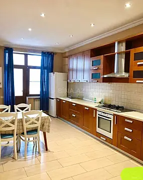 Kirayə verilir 4 otaqlı mənzil 165 m²