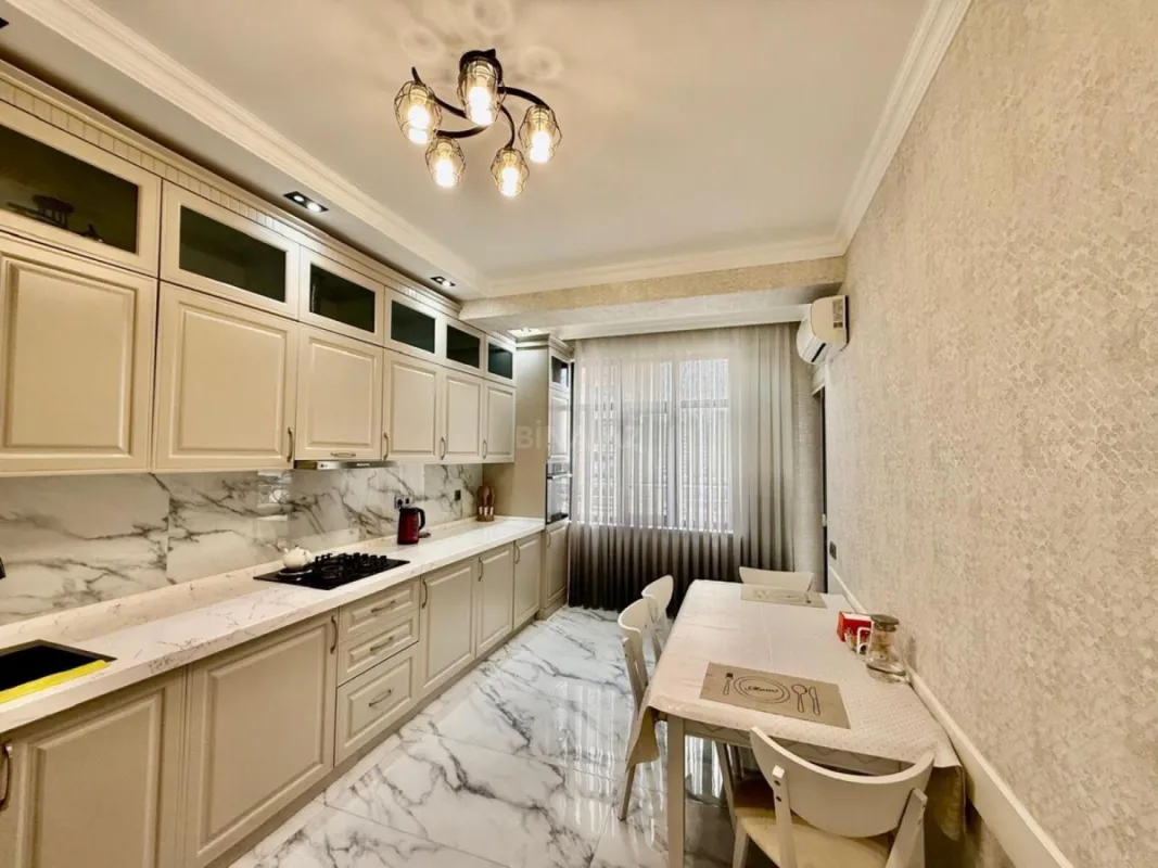 Satılır 4 otaqlı mənzil 121 m²