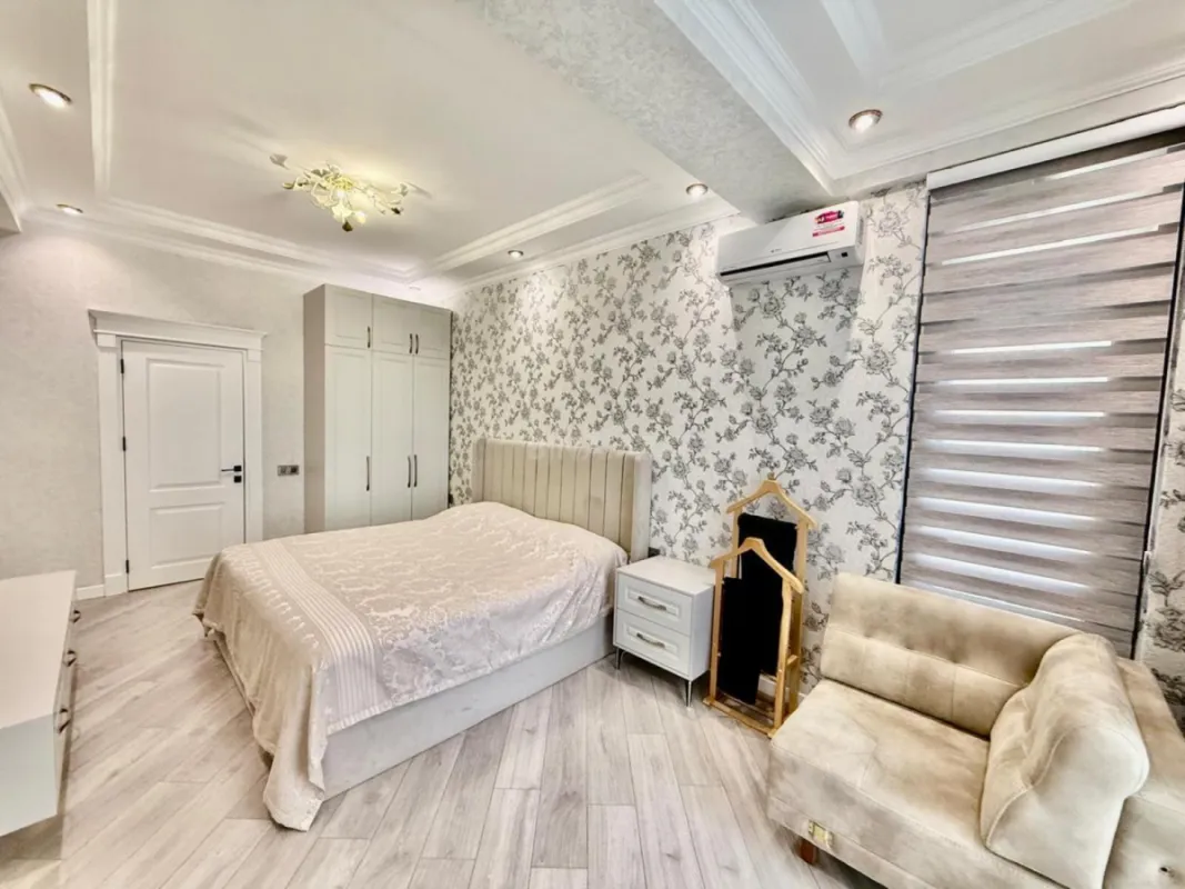 Satılır 4 otaqlı mənzil 121 m²