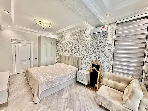 Satılır 4 otaqlı mənzil 121 m²
