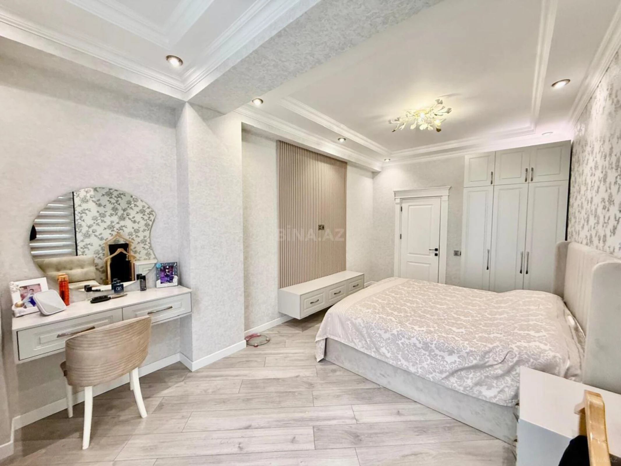 Satılır 4 otaqlı mənzil 121 m²