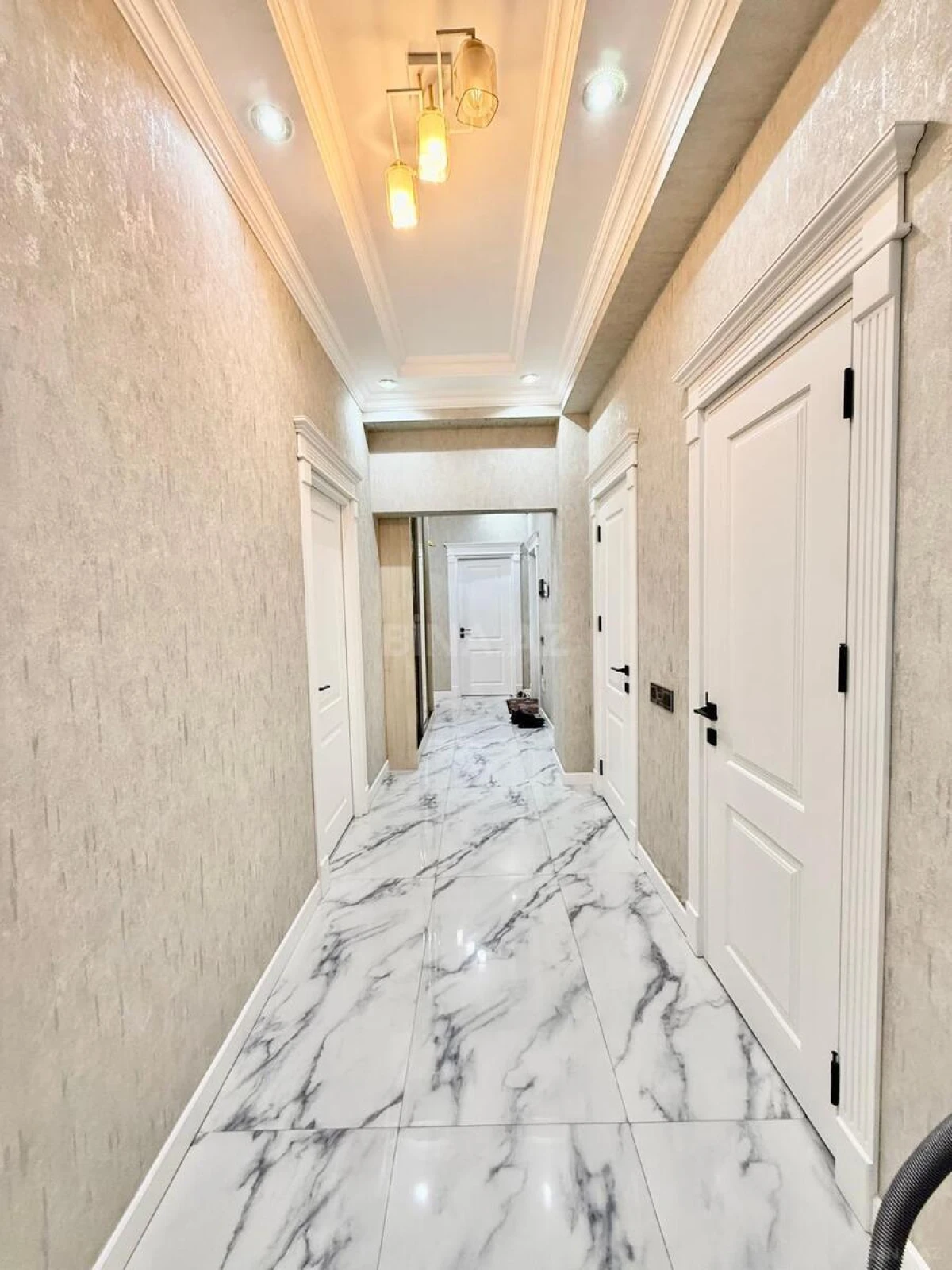 Satılır 4 otaqlı mənzil 121 m²