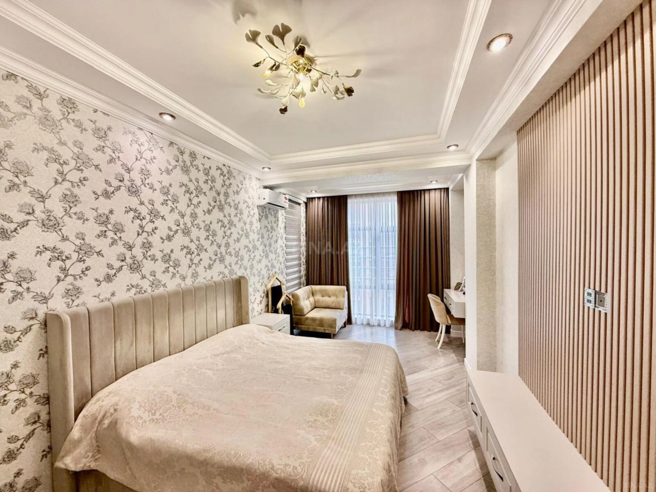 Satılır 4 otaqlı mənzil 121 m²