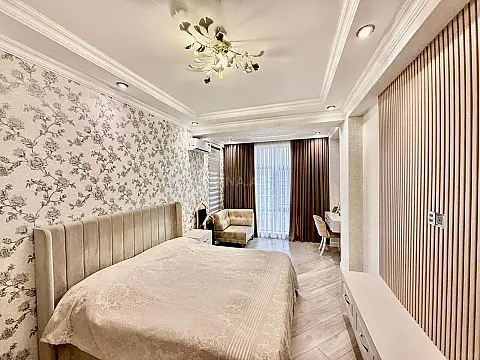 Satılır 4 otaqlı mənzil 121 m²