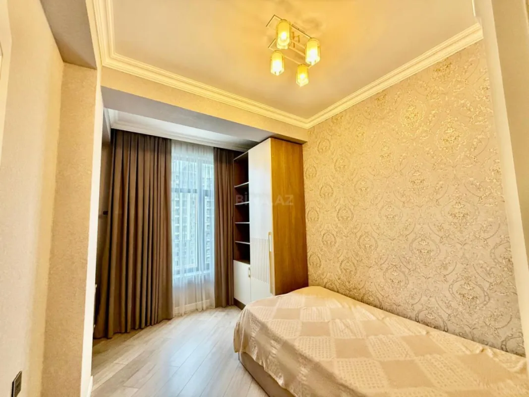 Satılır 4 otaqlı mənzil 121 m²