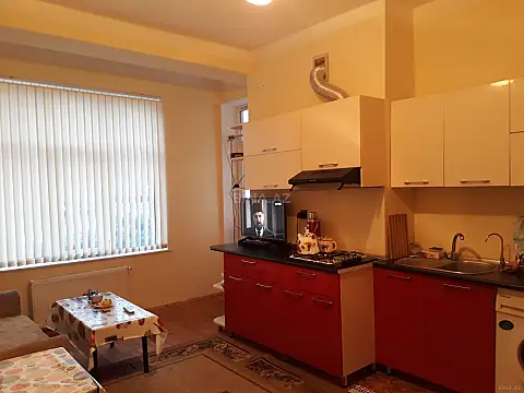 Kirayə verilir 2 otaqlı mənzil 90 m²
