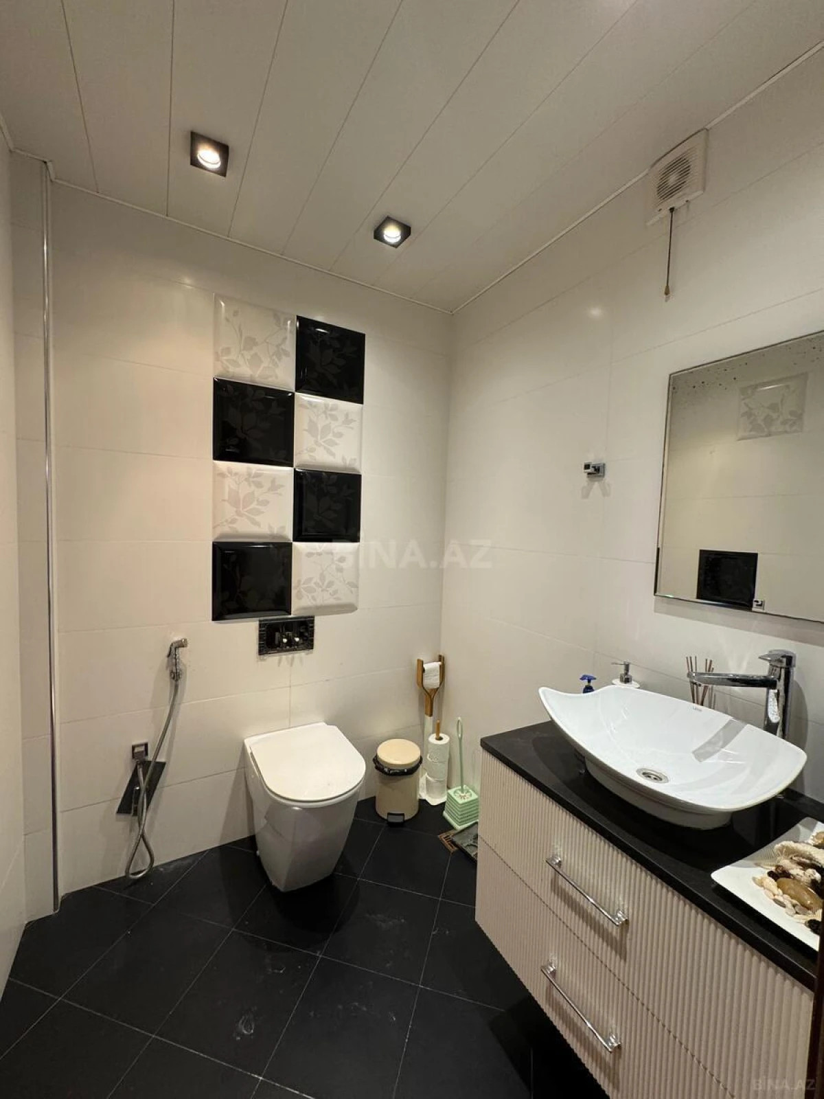 Satılır 3 otaqlı mənzil 145 m²