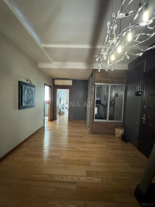 Satılır 3 otaqlı mənzil 145 m²