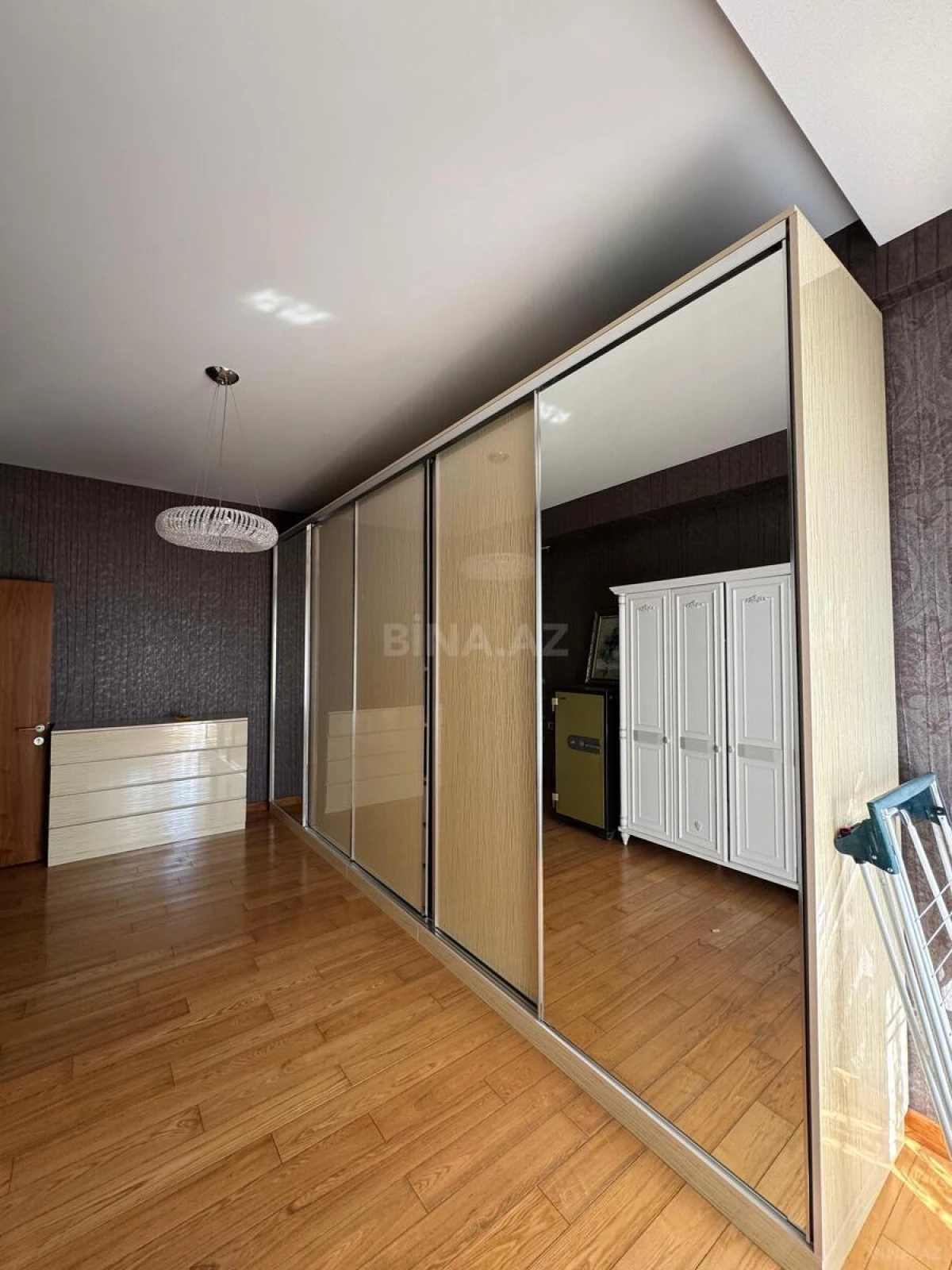 Satılır 3 otaqlı mənzil 145 m²