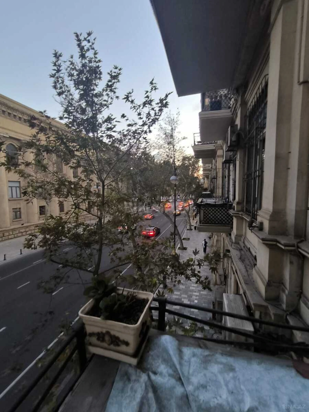 Satılır 4 otaqlı mənzil 140 m²