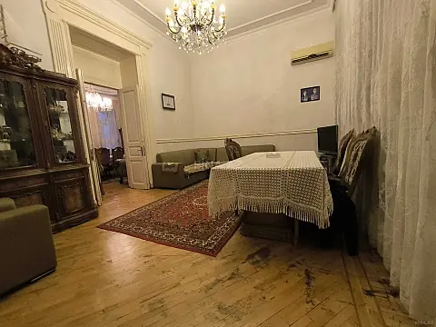 Satılır 4 otaqlı mənzil 140 m²