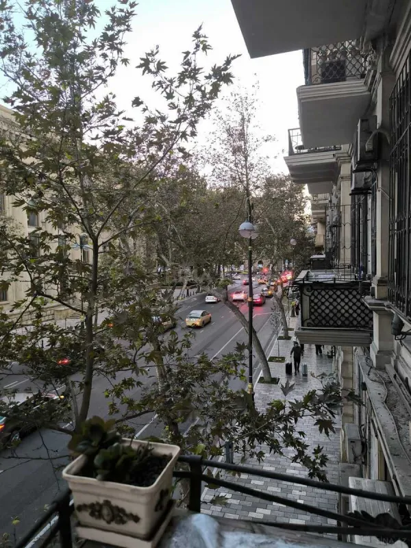 Satılır 4 otaqlı mənzil 140 m²