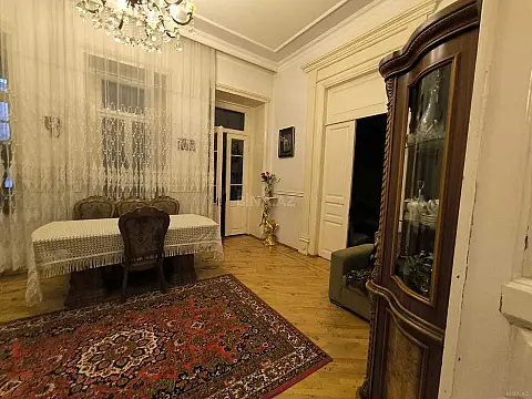 Satılır 4 otaqlı mənzil 140 m²