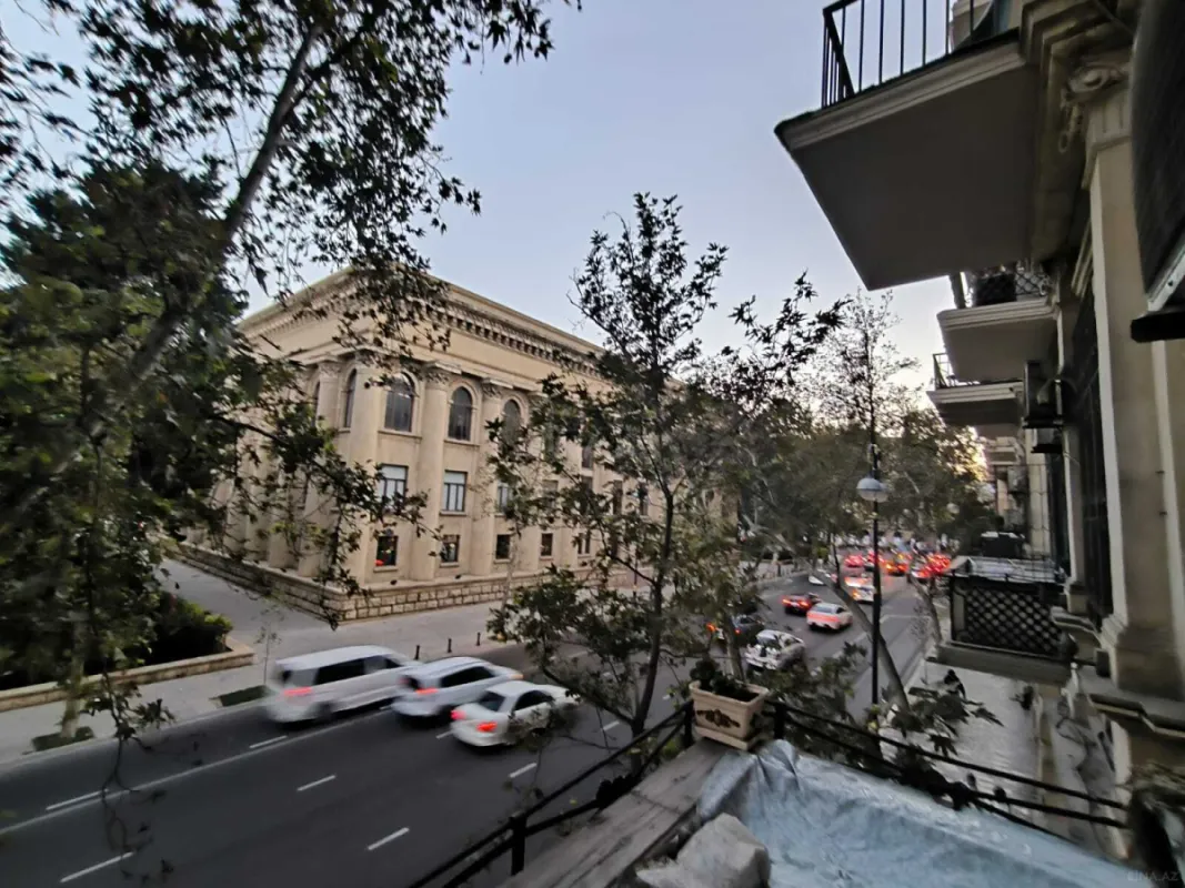 Satılır 4 otaqlı mənzil 140 m²