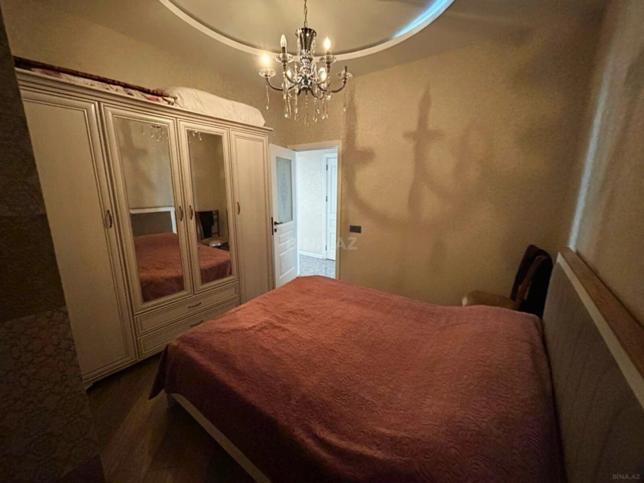 Satılır 4 otaqlı mənzil 135 m²