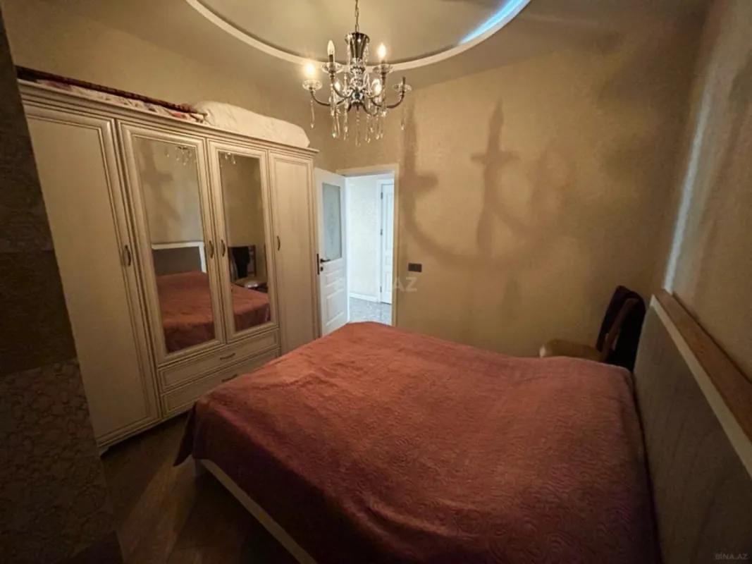 Satılır 4 otaqlı mənzil 135 m²