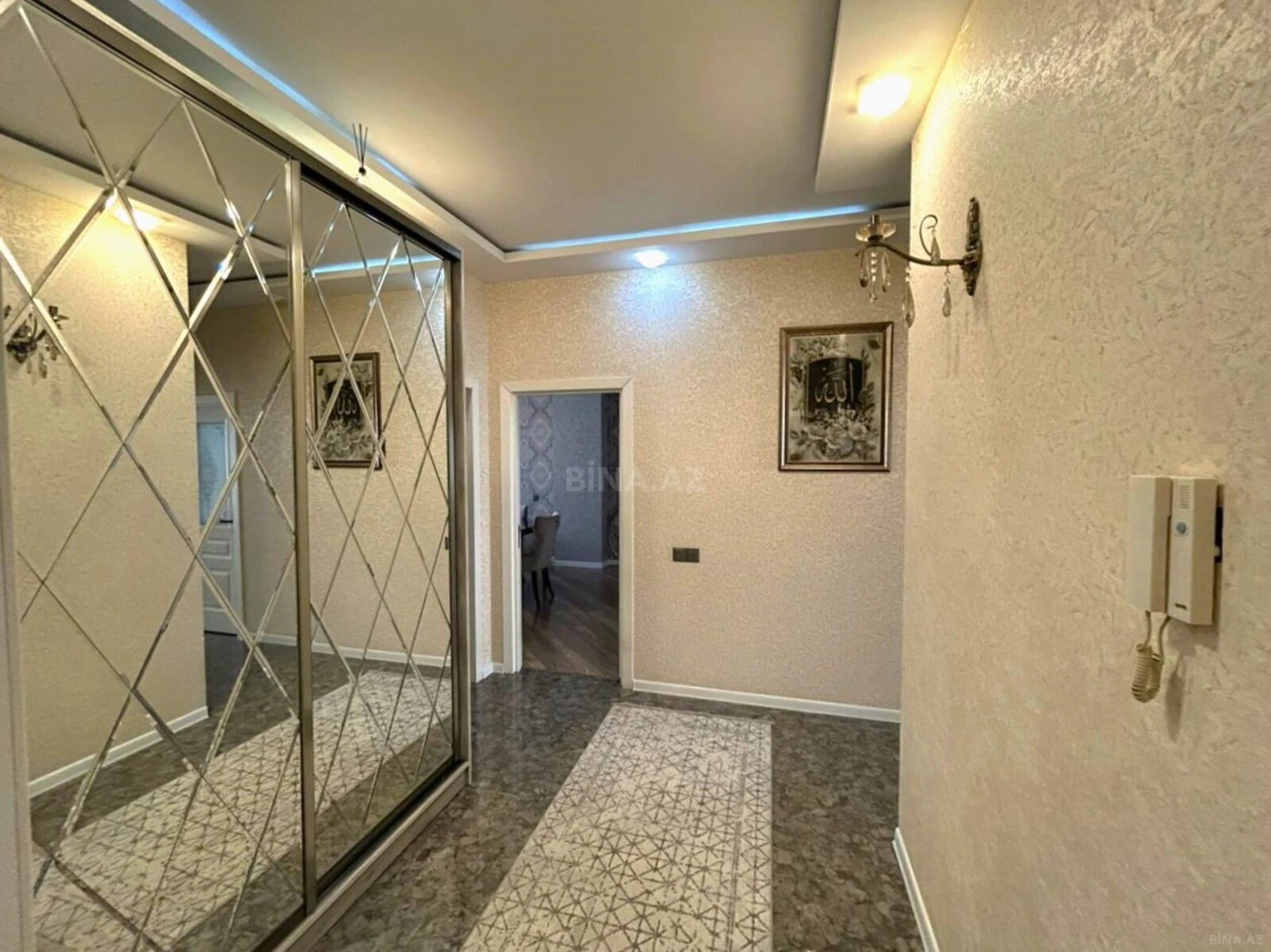 Satılır 4 otaqlı mənzil 135 m²