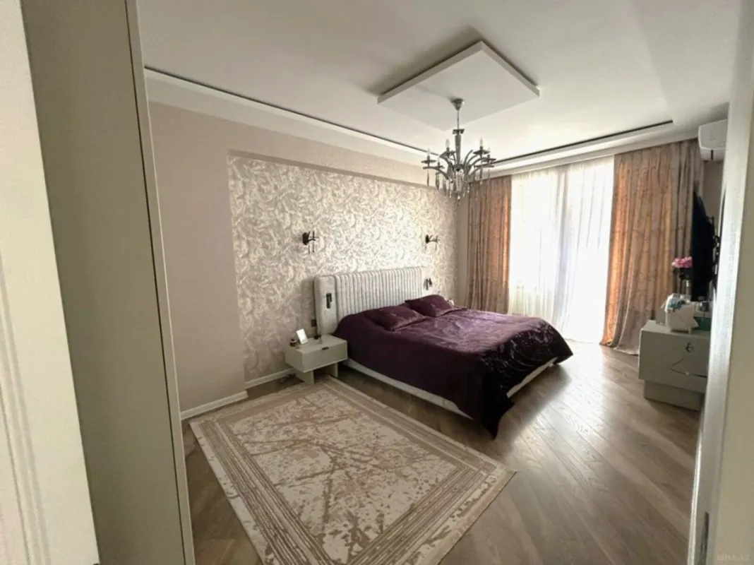 Satılır 4 otaqlı mənzil 135 m²