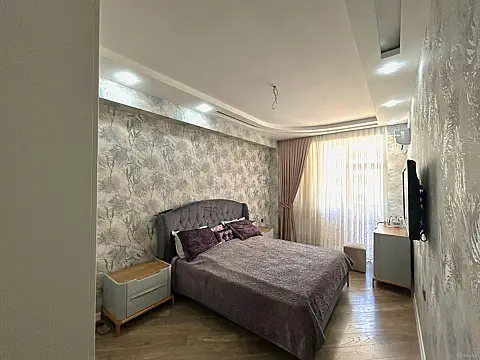 Satılır 4 otaqlı mənzil 135 m²