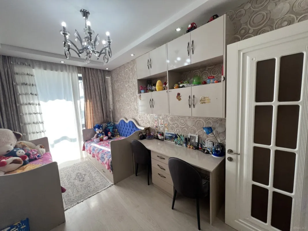 Satılır 4 otaqlı mənzil 138 m²