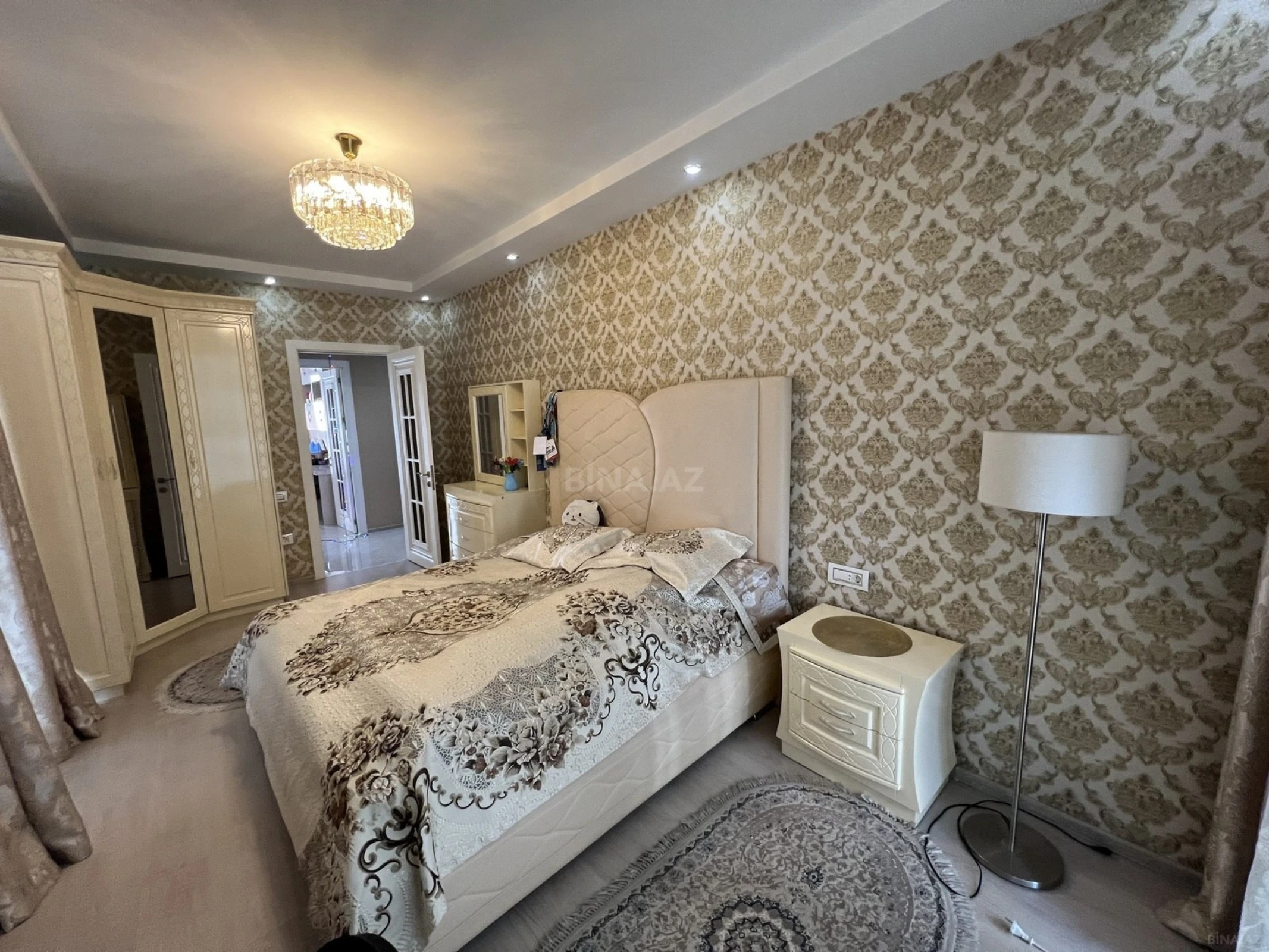 Satılır 4 otaqlı mənzil 138 m²