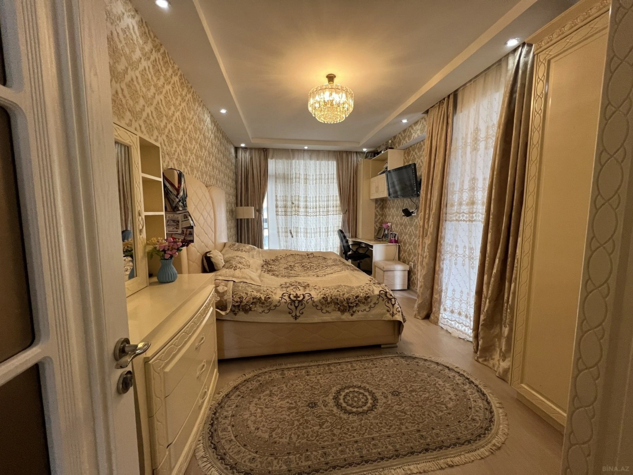 Satılır 4 otaqlı mənzil 138 m²