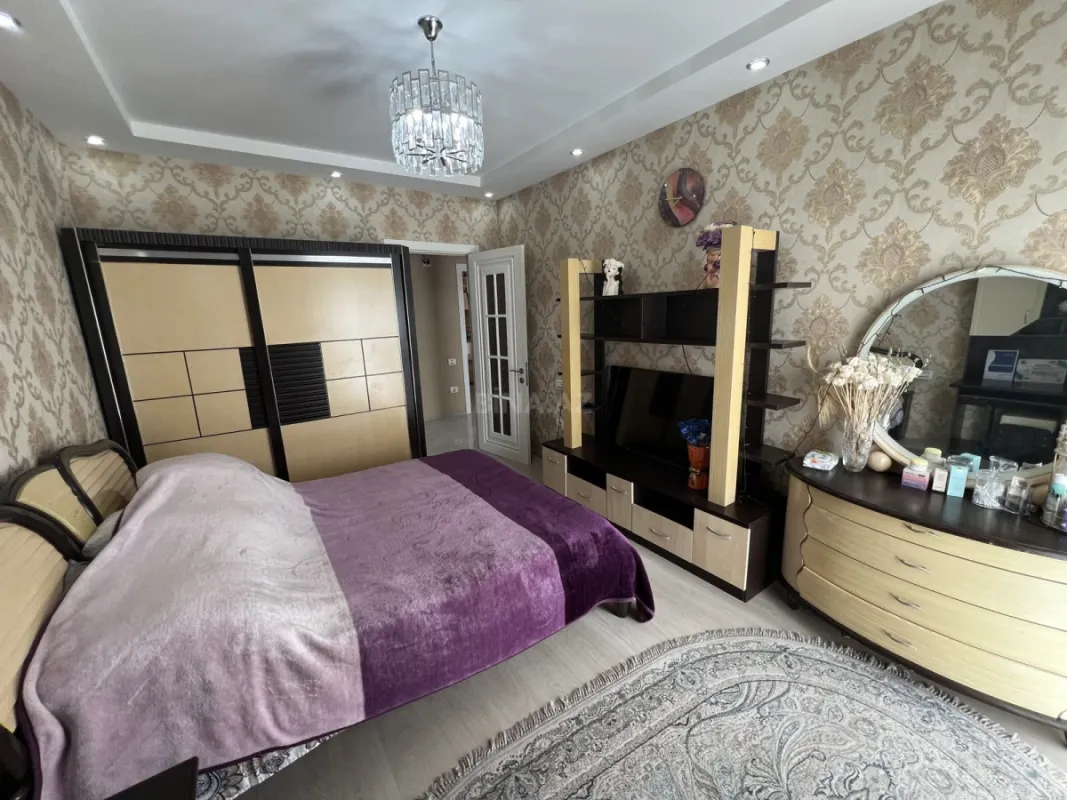 Satılır 4 otaqlı mənzil 138 m²