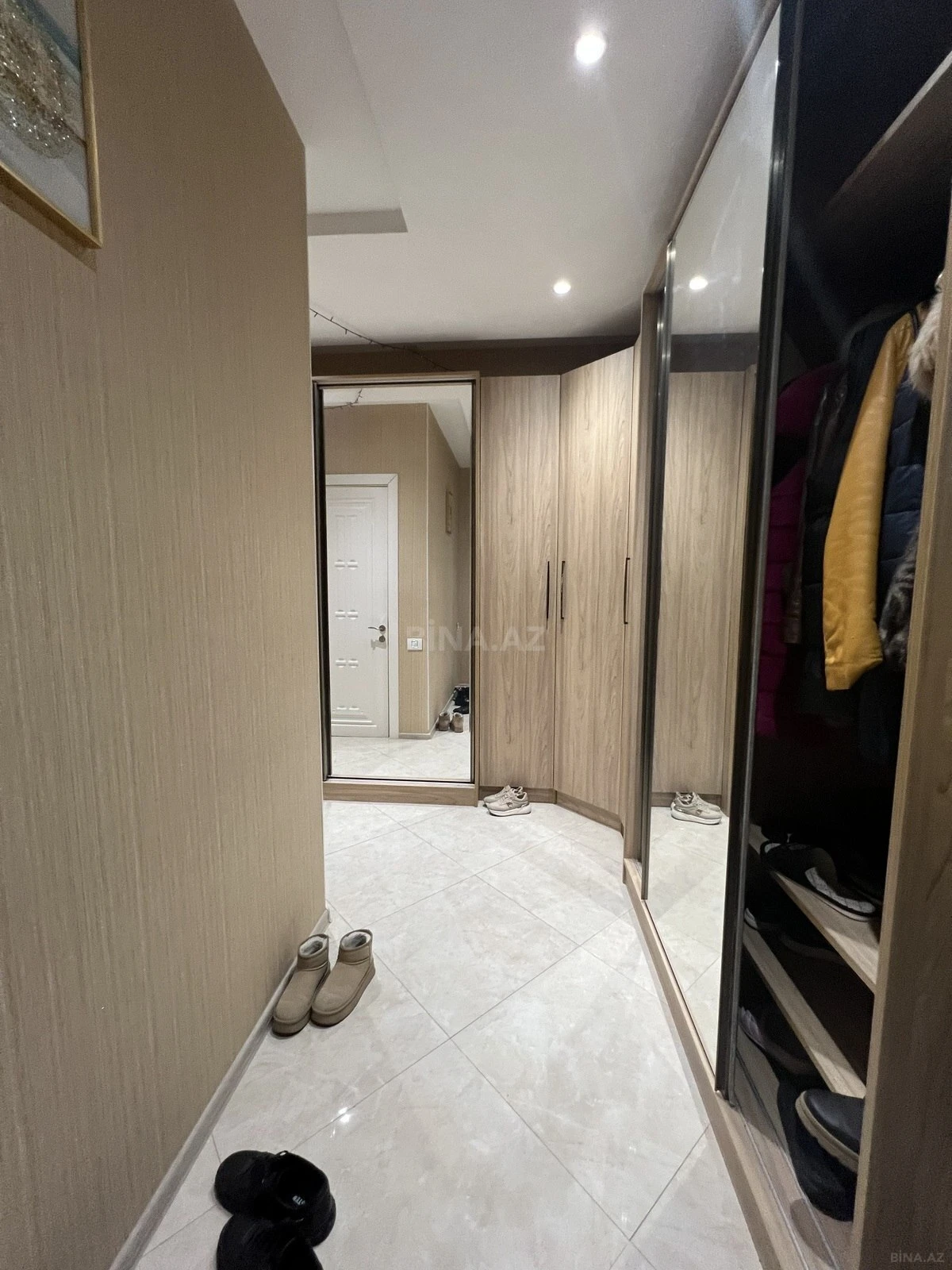 Satılır 4 otaqlı mənzil 138 m²